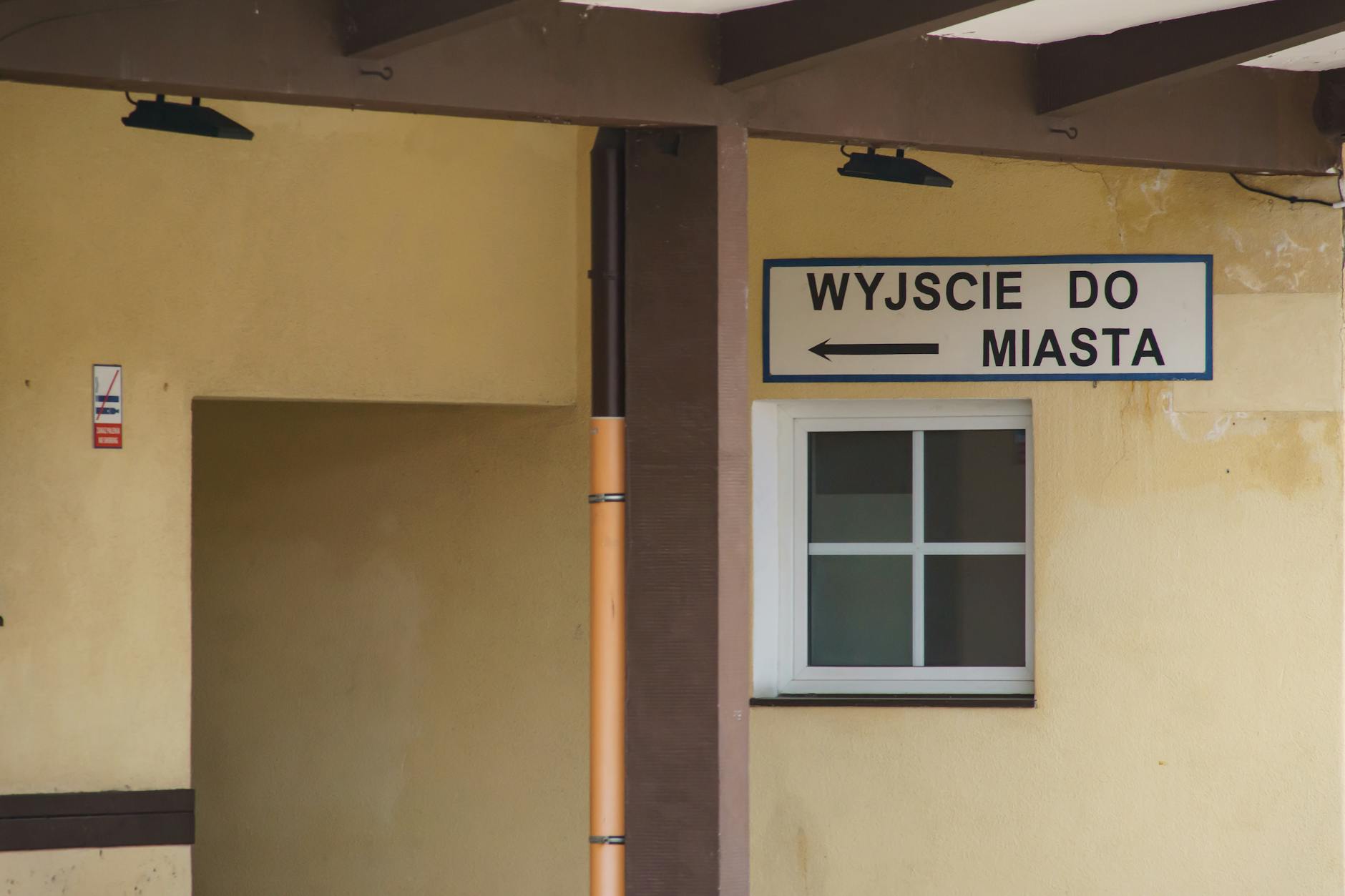 Grafika przedstawiająca zegar symbolizujący czas oczekiwania na wizytę do specjalisty, z napisem Kolejki do specjalistów w Radziejowie