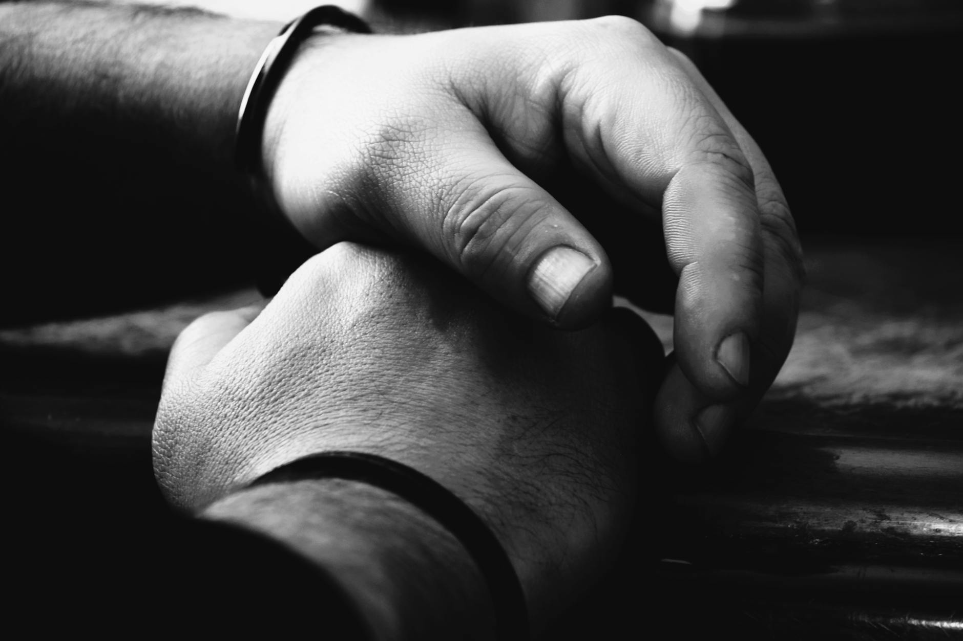 Ilustracja symbolizująca kradzież lub bezpieczeństwo w miejscu pracy w Radziejowie